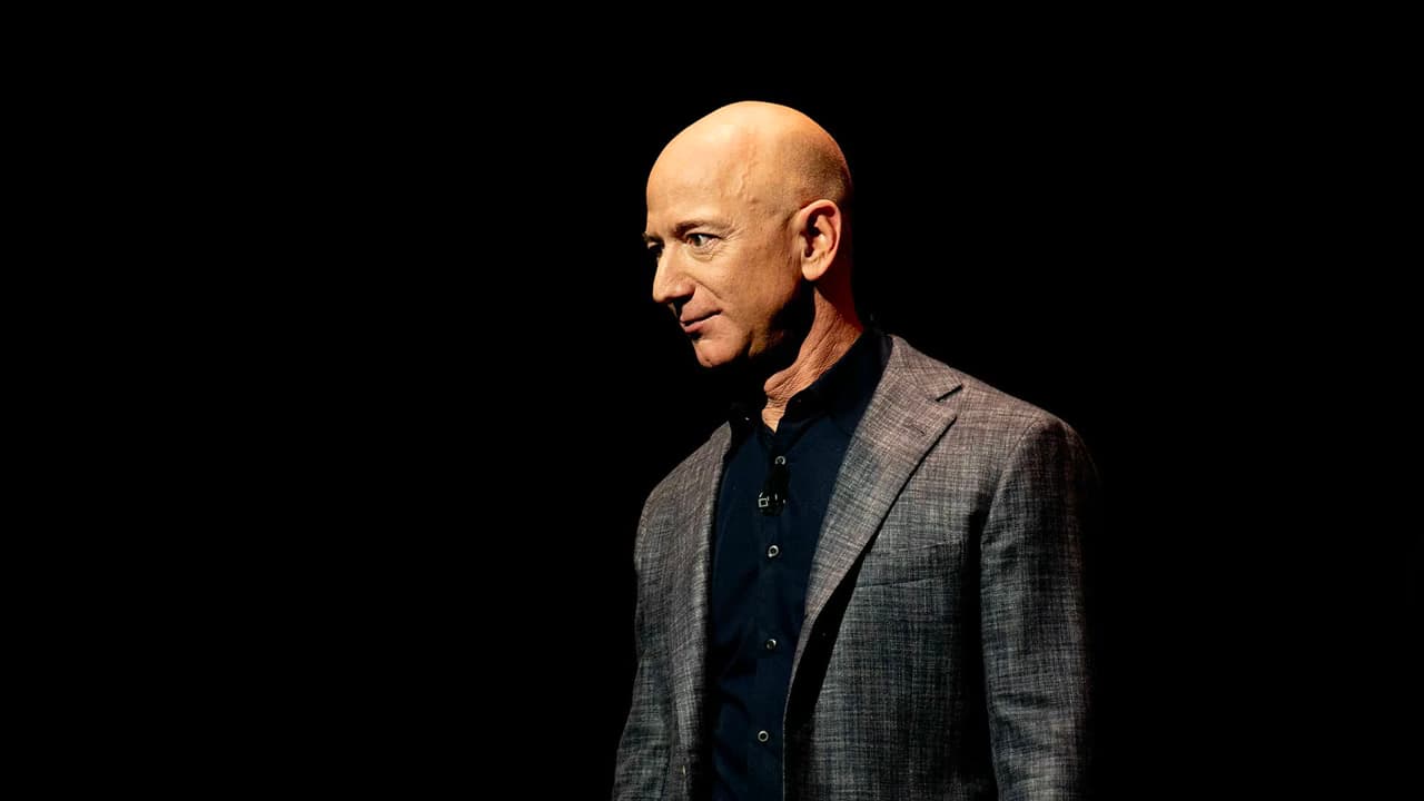 Bezos: US is going to the Moon "to stay" and must beat China