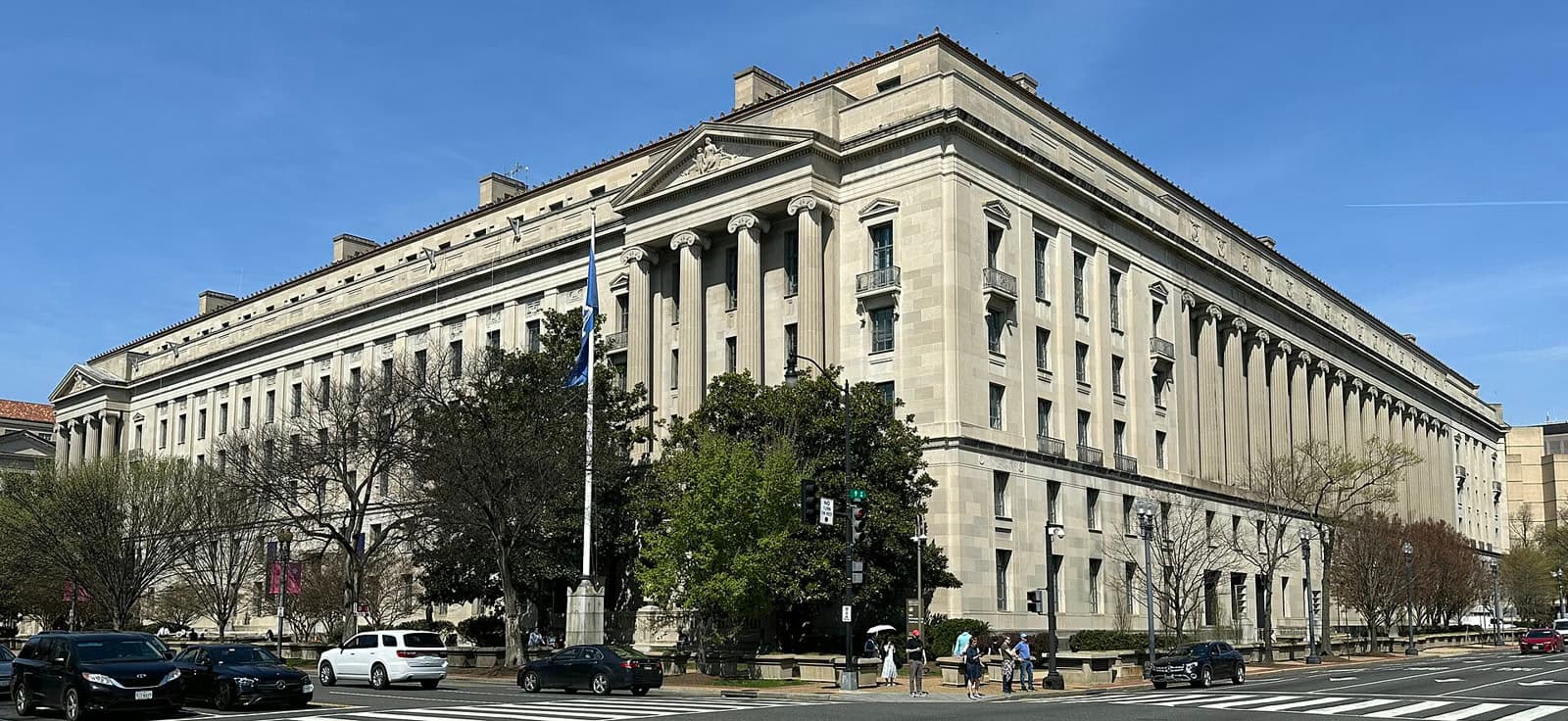Justice Department opens antitrust probe into five TV networks over press pool stand