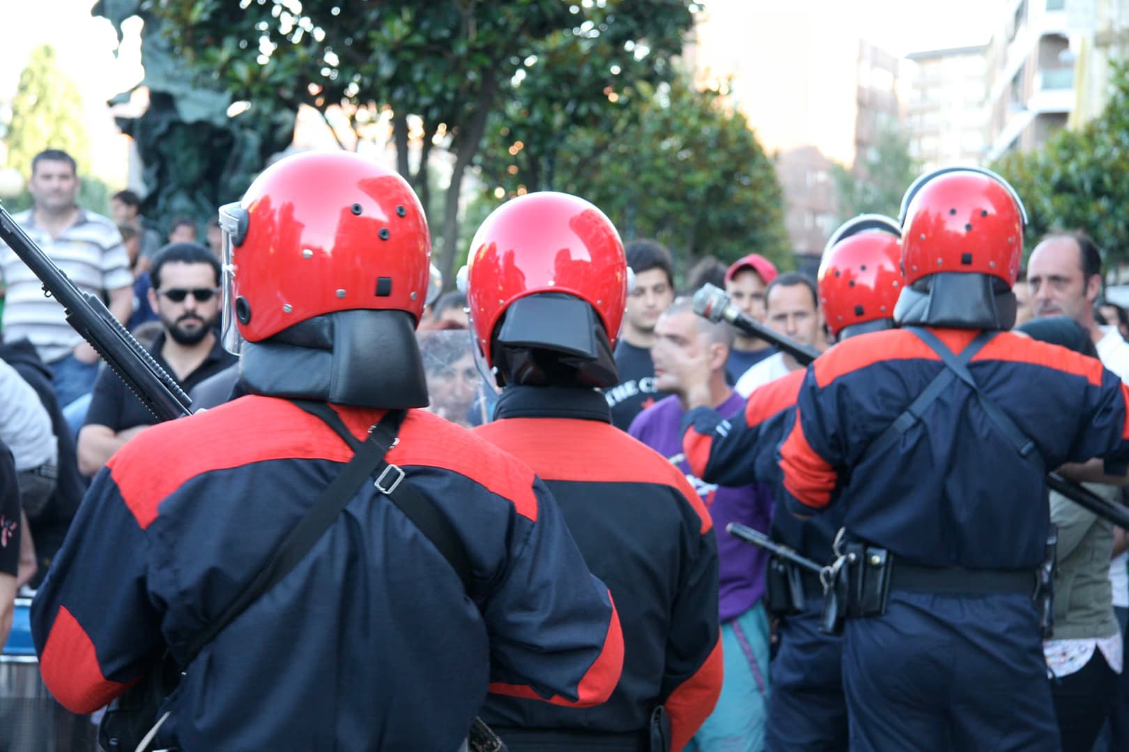 إحراق سيارات واعتقال 19 شخصًا في بلباو بعد إلغاء فعالية متحدث يميني متطرف