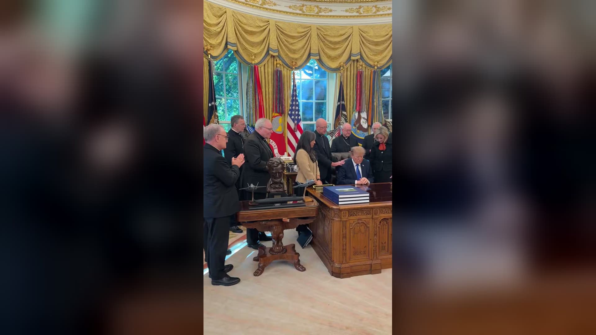 Католические епископы помолились за Трампа в Овальном кабинете