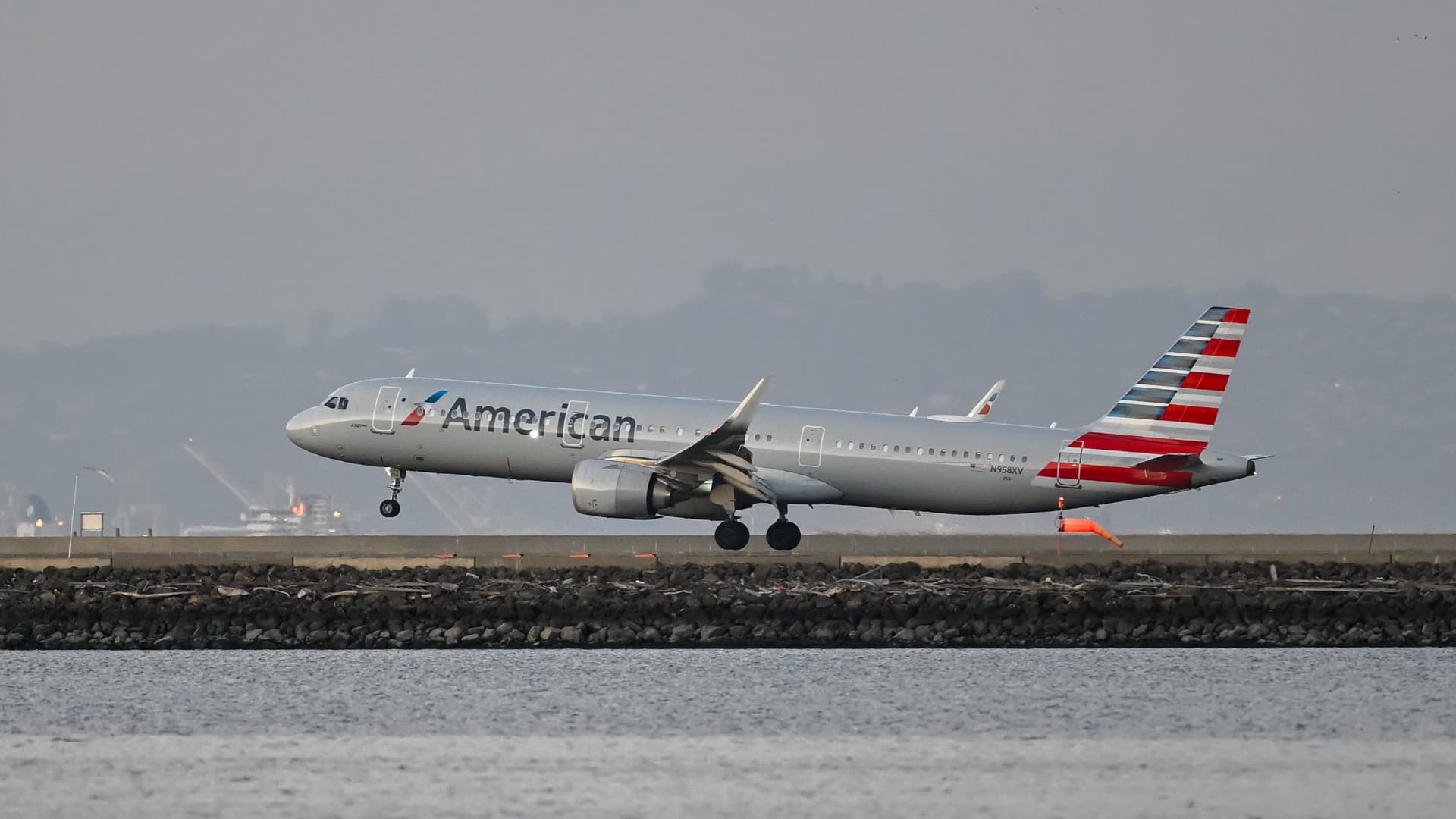 American Airlines, rekor gelire rağmen 2026 zarar tahminini yükseltti