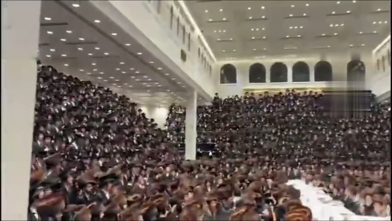 Thousands of Satmar Hasidim pack Williamsburg hall for end-of-holiday tish