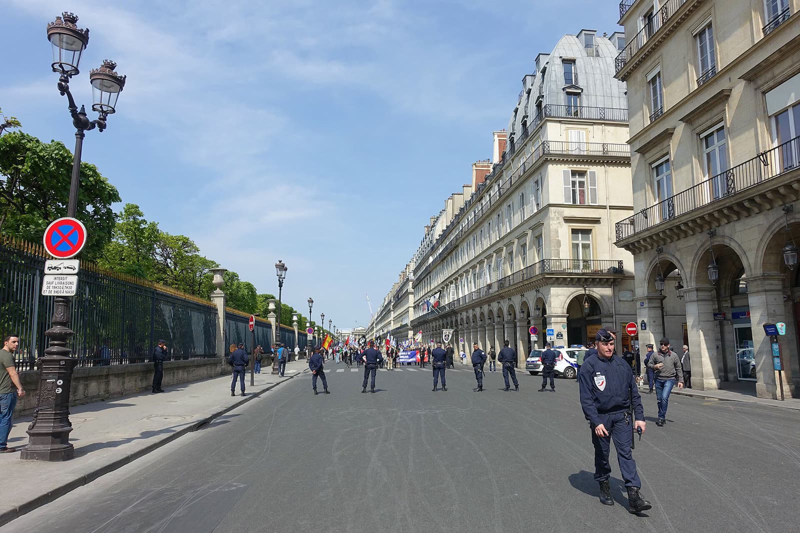 France student protests turn violent as crowds chase police