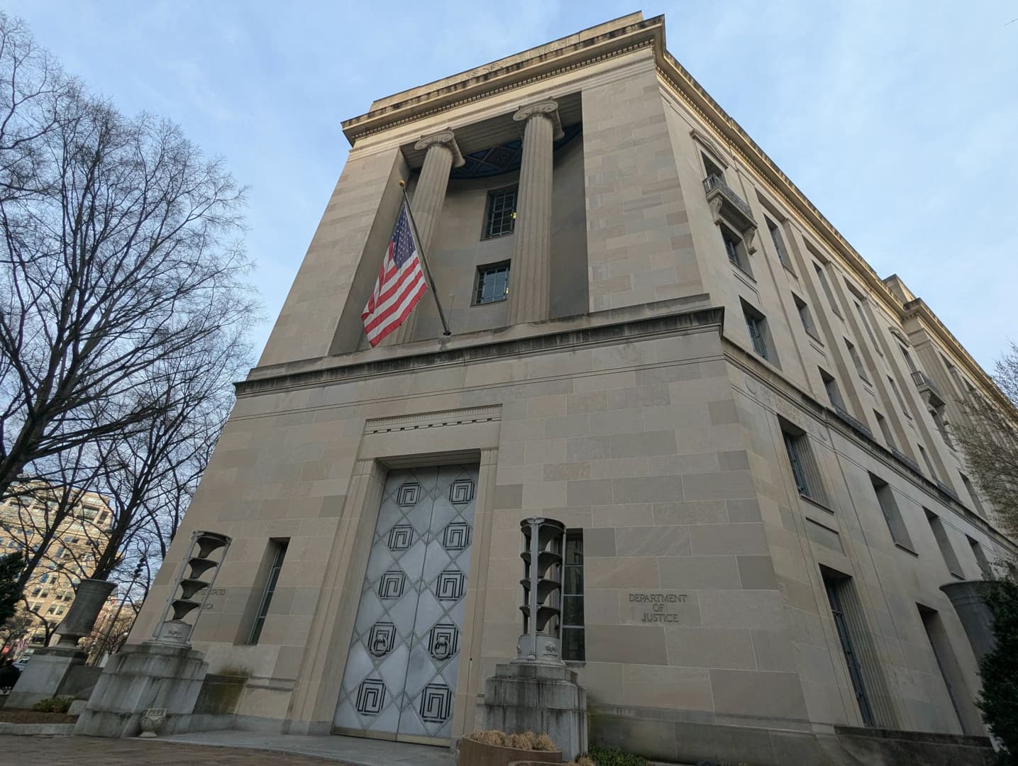 وثائق راجعتها CBS تشير إلى احتمال تضمّن ملفات إبستين مواد سرية