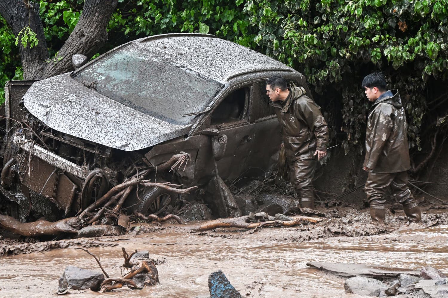 Mudslide rips through Santiago's Las Condes; over 1,000 people rescued or evacuated