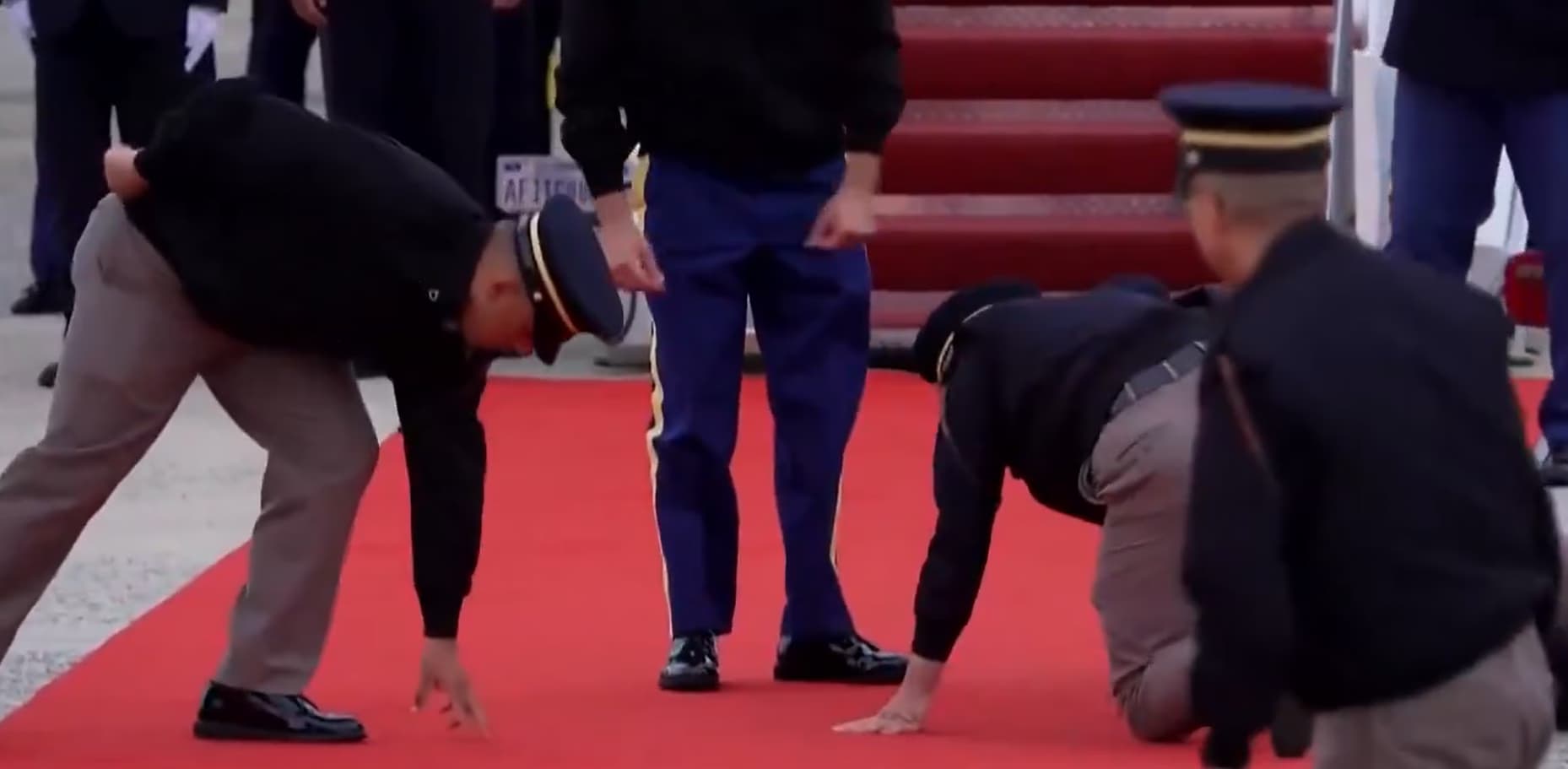 US Troops Seen on Hands and Knees Preparing Red Carpet Moments Before Xi Jinping’s Arrival