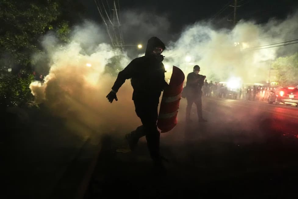 New Jersey'deki ICE Gözaltı Merkezi Önündeki Protestolarda 80'den Fazla Kişi Gözaltına Alındı