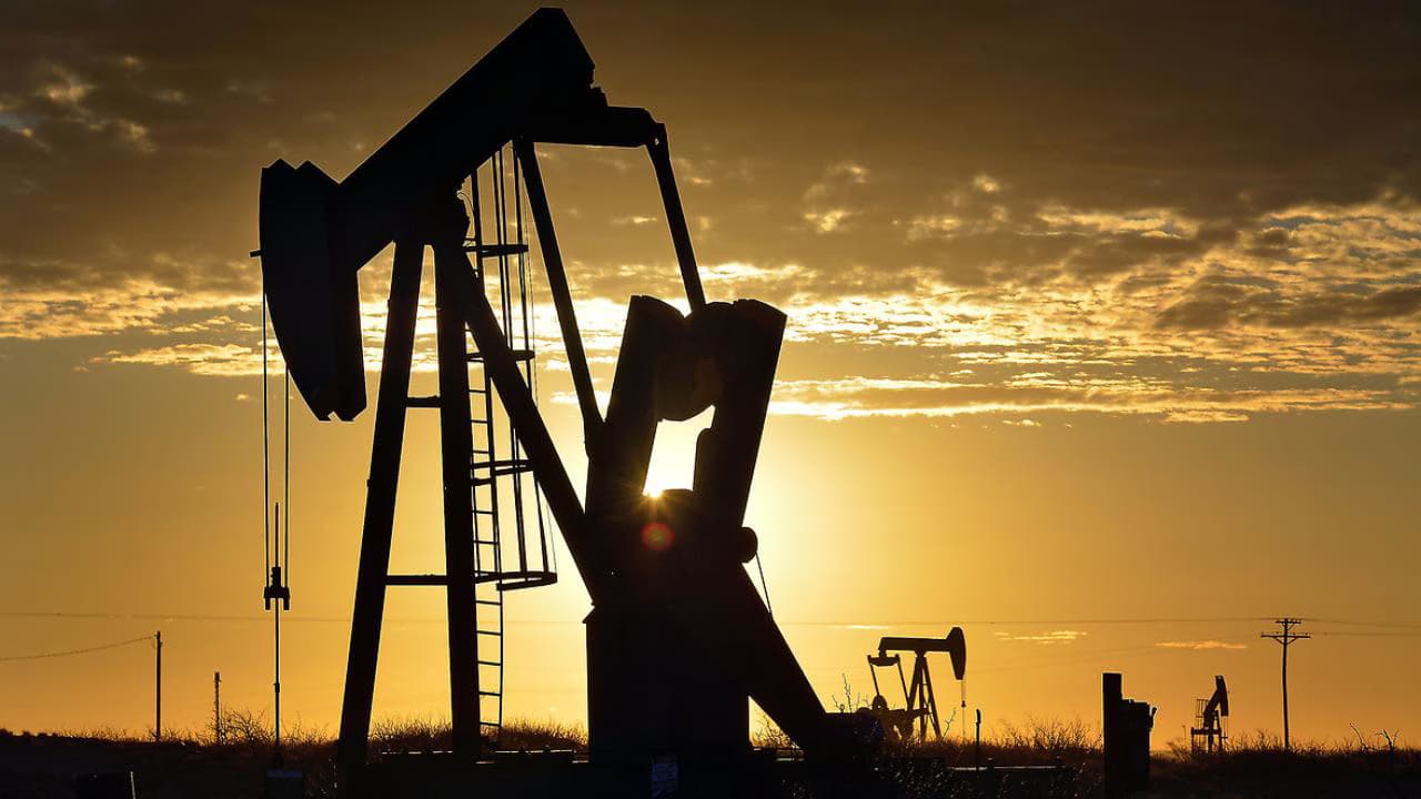 Petrol fiyatları ABD-İran anlaşması beklentisiyle sert düştü, Brent 80 doların altına indi