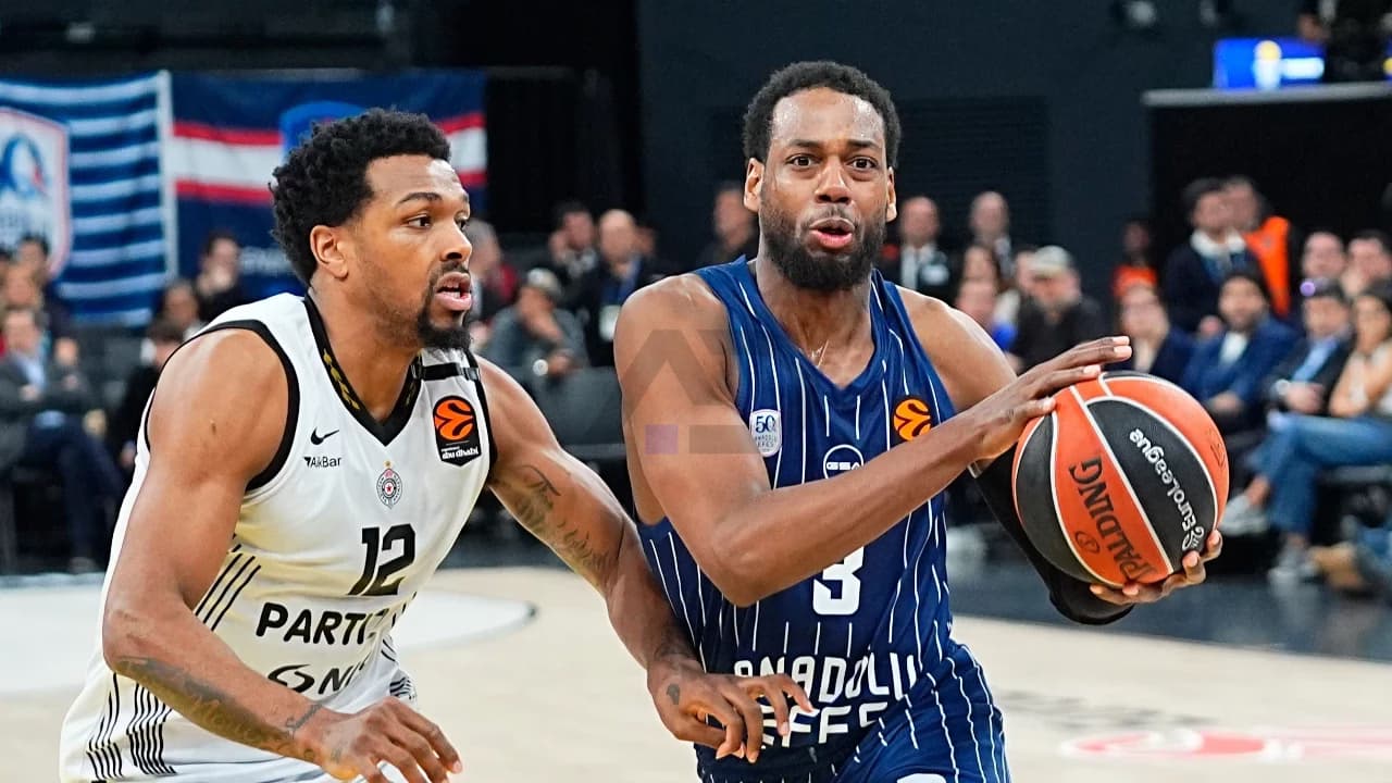 Anadolu Efes победил Партизан в Евролиге со счётом 79-72