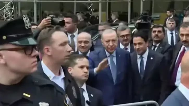 President Erdoğan had the barriers removed between himself and the citizens who had gathered in front of the Turkish House to welcome him.
